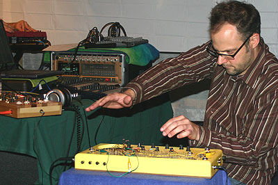 Commie64 tweaks the fourses during the Sonic Circuits set